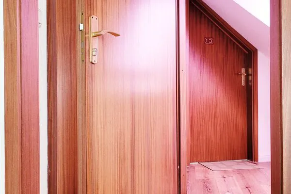 Besondere Eingangstür  Kostengünstige & charmante Ferienunterkunft ohne Küche und in Strandnähe - inkl. Fahrradunterstellplatz