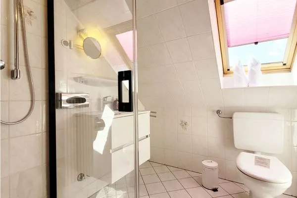 Badezimmer mit Fenster  Kostengünstige & charmante Ferienunterkunft ohne Küche und in Strandnähe - inkl. Fahrradunterstellplatz