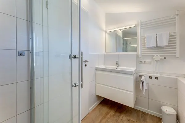 Badezimmer  Küstenhaus Koserow "UnserUsedom" Ferienhaus ca.250m vom Ostseestrand mit 7 Schlafzimmern, Sauna und Kamin