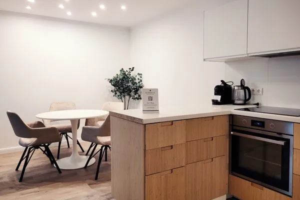 Küche mit Essbereich  Stilvolle Ferienwohnung im Untergeschoss für Ostsee-Kurztrip