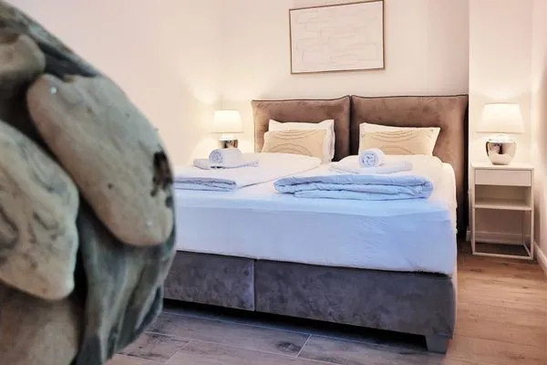 Doppelbett mit TV  Stilvolle Ferienwohnung im Untergeschoss für Ostsee-Kurztrip