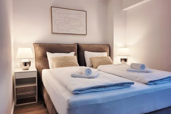 Schlafzimmer mit Fenster  Stilvolle Ferienwohnung im Untergeschoss für Ostsee-Kurztrip