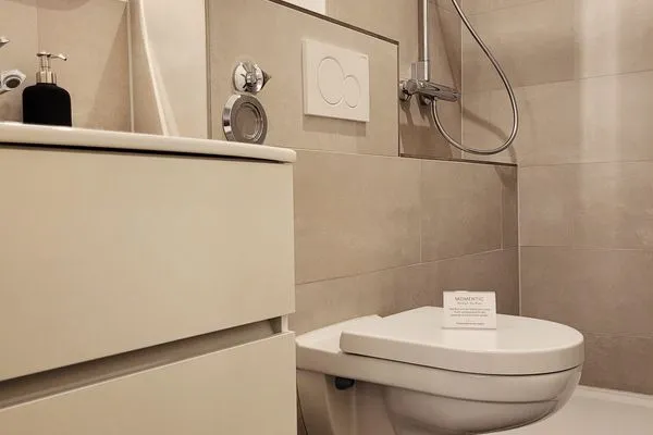 Bedezimmer mit Dusche und WC  Stilvolle Ferienwohnung im Untergeschoss für Ostsee-Kurztrip