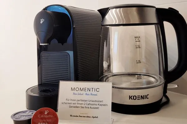Kaffeemaschine und Wasserkocher  Stilvolle Ferienwohnung im Untergeschoss für Ostsee-Kurztrip