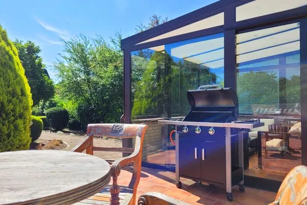 Terrasse mit Gartenblick und Grillmöglichkeit  Stilvolle Ferienwohnung im Untergeschoss für Ostsee-Kurztrip
