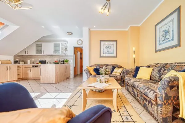 Sofa mit Couchtisch Parkresidenz am Hafen Wohnung HF 34