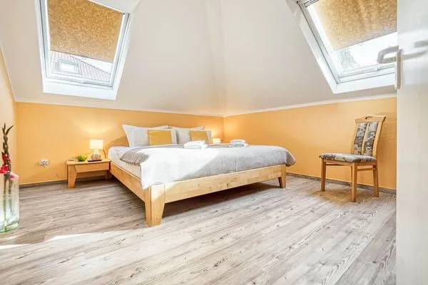 Schlafzimmer mit Doppelbett Parkresidenz am Hafen Wohnung HF 34