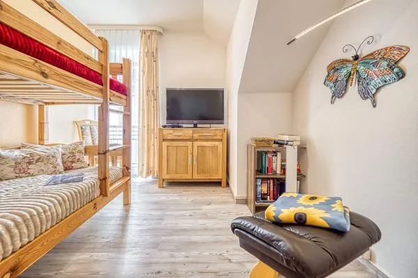 Schlafzimmer mit Etagenbett und TV Parkresidenz am Hafen Wohnung HF 34