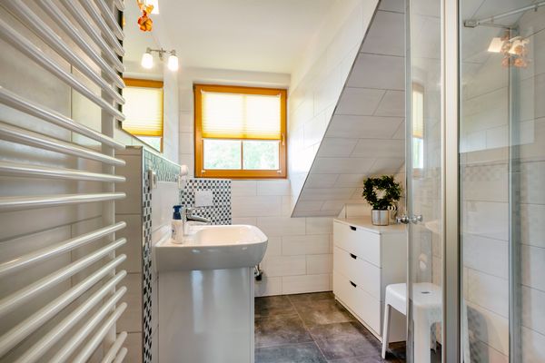 Ferienpark Freesenbruch Reihenhaus 5a - Eichhörnchen Ostseeheilbad Zingst - Badezimmer mit Dusche