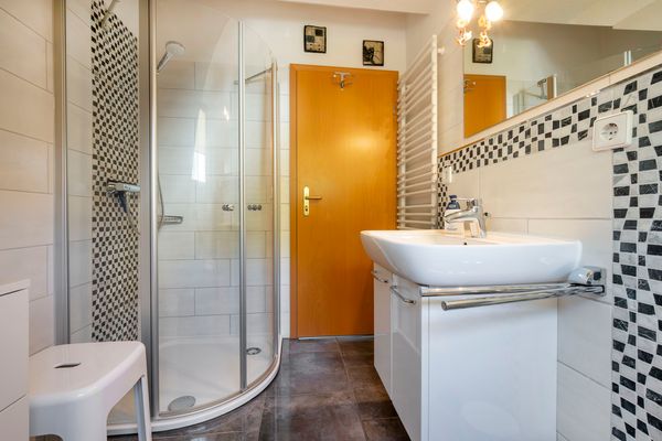 Ferienpark Freesenbruch Reihenhaus 5a - Eichhörnchen Ostseeheilbad Zingst - Badezimmer mit Dusche