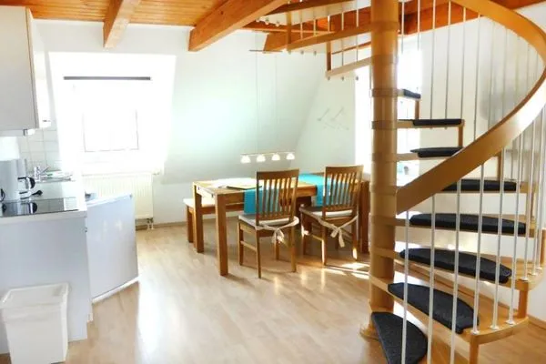Küche, Essplatz und Treppe in der Ferienwohnung Auer Lun in Nebel aufAmrum Haus Nordlicht Ferienwohnung *Auer Lun*