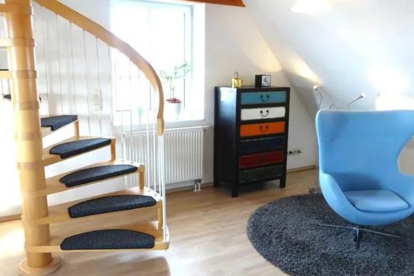 Sessel und Treppe in der Ferienwohnung Auer Lun in Nebel aufAmrum Haus Nordlicht Ferienwohnung *Auer Lun*