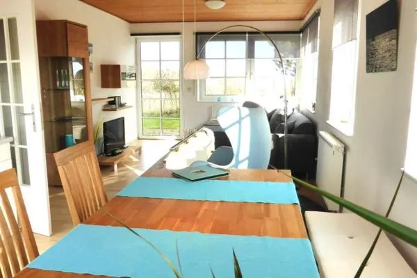 Esstisch in der Ferienwohnung Bi Strun Nebel auf Amrum Haus Nordlicht Ferienwohnung *Bi Strun*