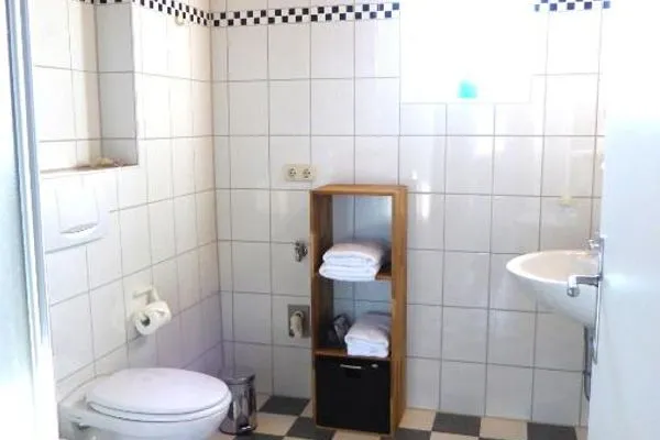 Badezimmer in der Ferienwohnung Bi Strun Nebel auf Amrum Haus Nordlicht Ferienwohnung *Bi Strun*