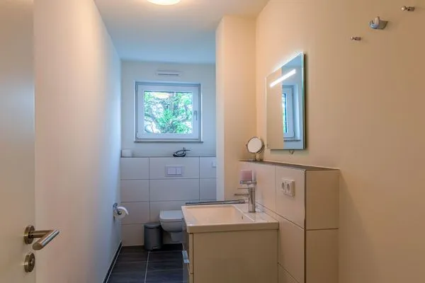 Ferienwohnung Hafenflair Hafenresidenz Waren (Müritz) -  Blick in das Gäste-WC  Hafenflair