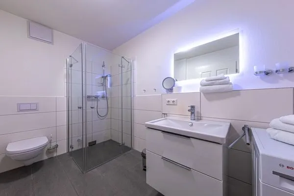Ferienwohnung Hafenperle Hafenresidenz Waren (Müritz) - Bad mit Glas-Dusche  Hafenperle