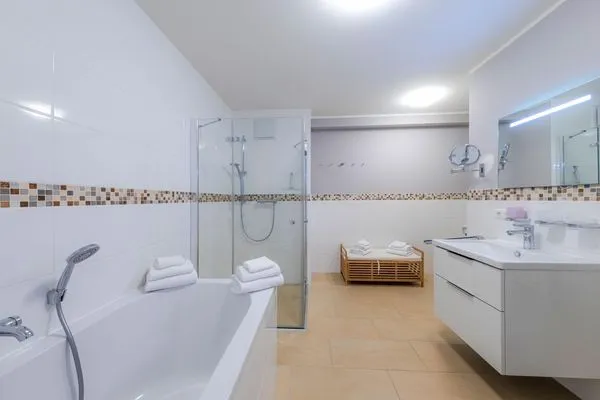 Ferienwohnung Müritzsonne Hafenresidenz Waren (Müritz) - Bad mit Badewanne und Glas-Dusche  Müritzsonne