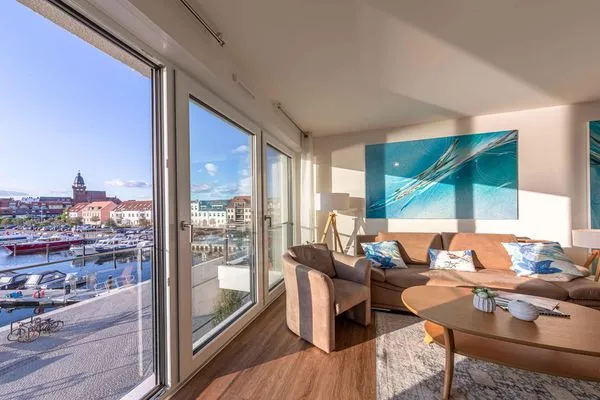 Ferienwohnung Hafenperle Hafenresidenz Waren (Müritz) - Wohnzimmer mit Blick auf die Müritz  Hafenperle