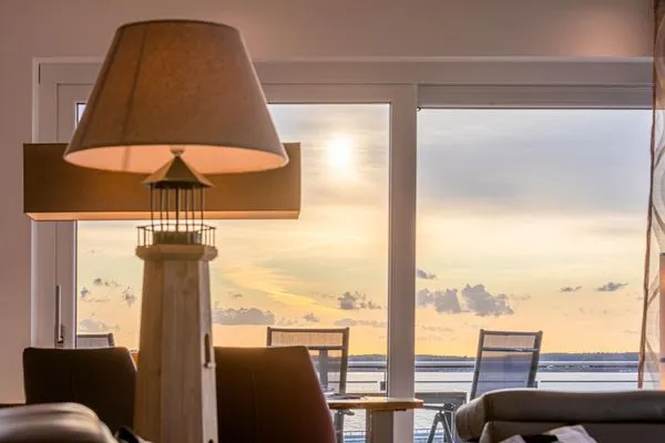 ChatGPT:  Ferienwohnung Garzini Hafenresidenz Waren (Müritz) – Stimmungsvolle Abendstimmung  Garzini