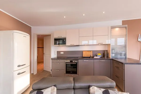 Ferienwohnung Garzini Hafenresidenz Waren (Müritz) – Voll ausgestattete moderne Küche mit Retro-Kühlschrank  Garzini