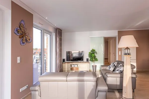 Ferienwohnung Garzini Hafenresidenz Waren (Müritz) – Helles Wohnzimmer mit gemütlicher Ledercouch  Garzini