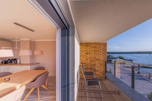 Ferienwohnung Entschleunigung Hafenresidenz - Essbereich mit Balkonzugang  Entschleunigung