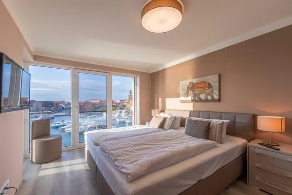 Ferienwohnung Entschleunigung Hafenresidenz - chalfzimmer mit Blick auf den Yachthafen  Entschleunigung