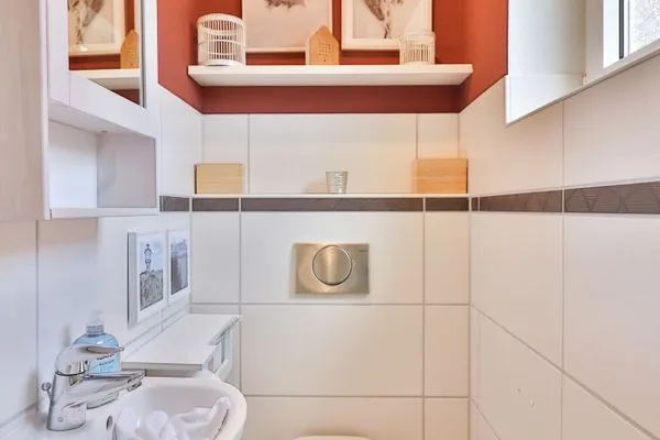 Gäste-WC  Langeooger Viermaster - Rotes Segel