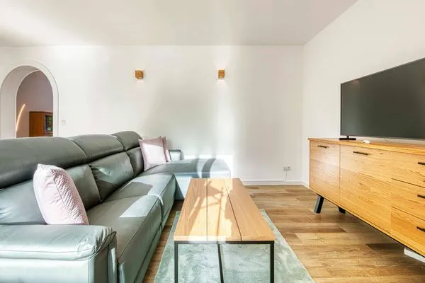 Ferienwohnung Lakeside House Waren (Müritz) - Couch und TV im Wohnzimmer  Lakeside House