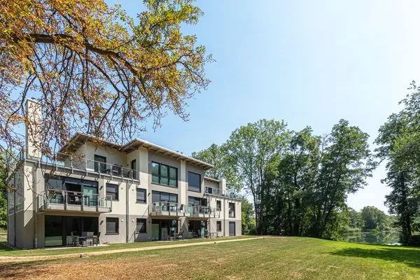 Apartment Yoga-Oase Krakow am See – Außenansicht des modernen Apartmenthauses inmitten grüner Natur  Yoga-Oase
