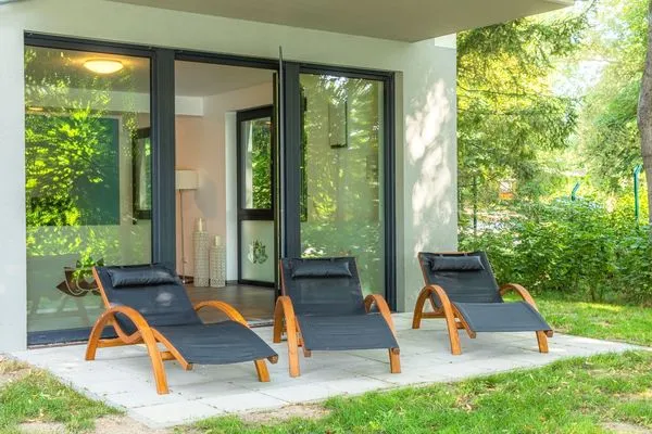 Apartment Yoga-Oase Krakow am See – Terrasse mit Relaxliegen  Yoga-Oase