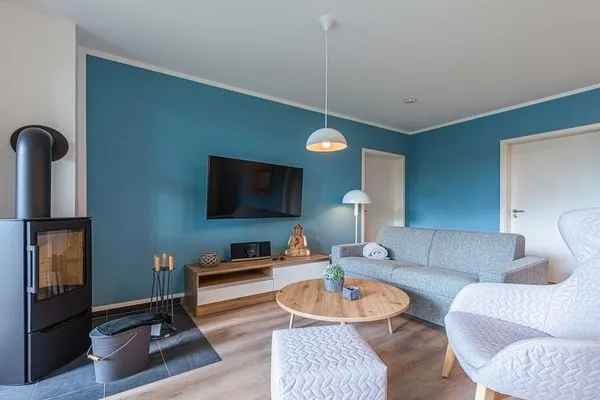 Apartment Yoga-Oase Krakow am See – Gemütliches Wohnzimmer mit Kamin und modernem Design  Yoga-Oase
