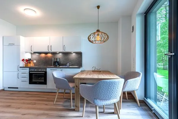 Apartment Yoga-Oase Krakow am See – Essbereich mit Blick ins Grüne  Yoga-Oase