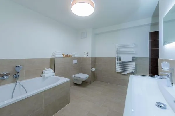Ferienwohnung Auszeit Hafenresidenz Waren (Müritz) - Badezimmer mit Badewanne  Auszeit