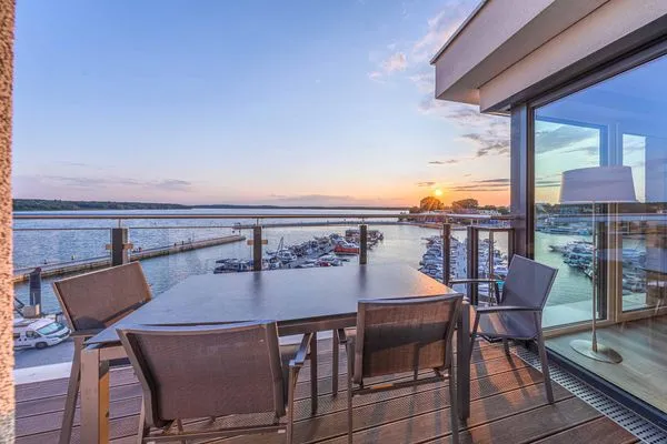 Ferienwohnung Auszeit Hafenresidenz Waren (Müritz) - Balkon mit Blick auf den Hafen Müritz (Waren)  Auszeit
