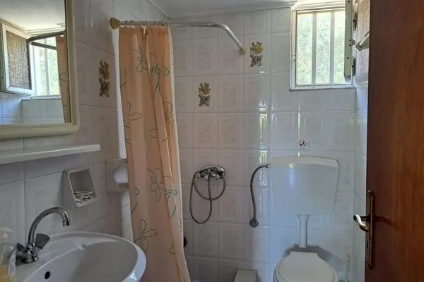 Bathroom  Orfanos 1