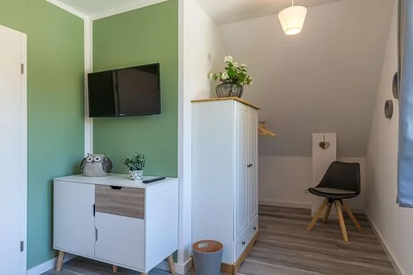 Seezauber Sietow Einfamilienhaus Schlafzimmer Ergeschoss mit TV  SeeZauber