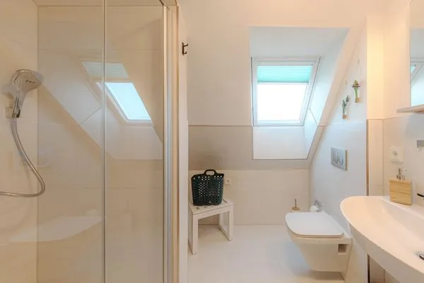 Ferienhaus Wasserblick Badezimmer mit Dusche  Wasserblick