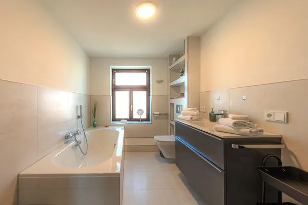 Ferienhaus Wasserblick Badezimmer mit Badewanne  Wasserblick