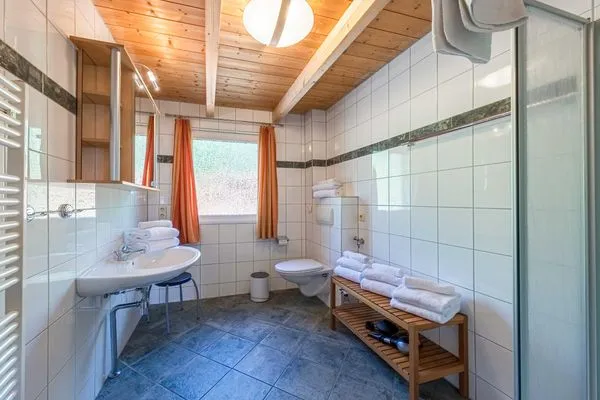 Ferienhaus Himmelblau in Jabel Badzimmer mit Dusche  Himmelblau