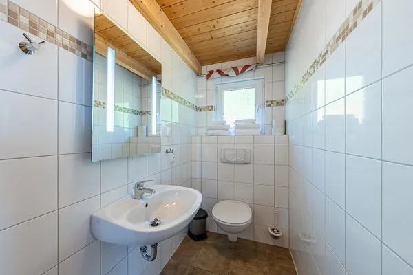 Ferienhaus Himmelblau in Jabel Blick in das Gäste-WC  Himmelblau