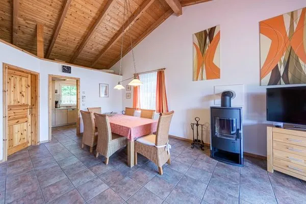 Ferienhaus Himmelblau in Jabel Essbereich mit Kamin  Himmelblau