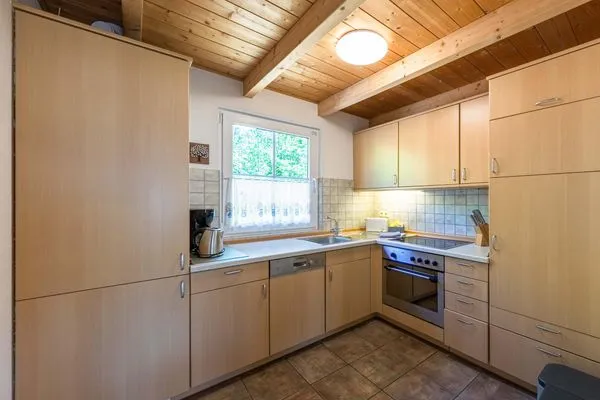 Ferienhaus Himmelblau in Jabel Blick in die Küche  Himmelblau