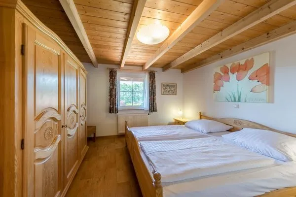 Ferienhaus Himmelblau in Jabel Schlafzimmer mit Doppelbett und Kleiderschrank  Himmelblau