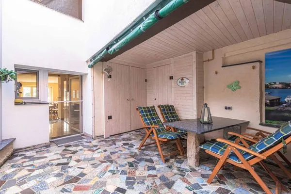 Ferienhaus InselGlück in MalchowBlick auf die überdachte Terasse  InselGlück