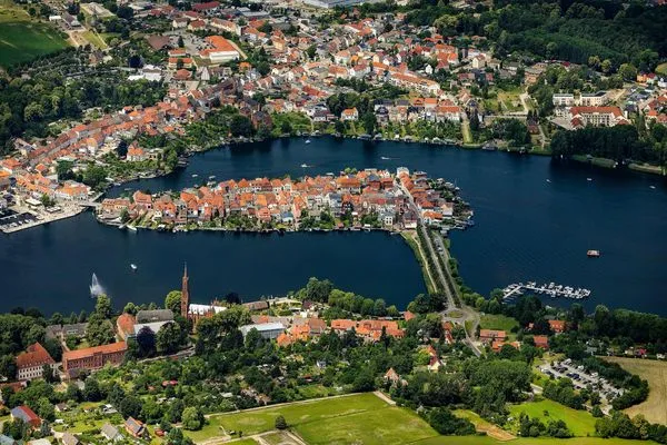 Ferienhaus InselGlück in Malchow Drohnenaufnahme von Malchow und Umgebung  InselGlück