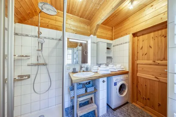 Ferienhaus Leif Blick in das Badezimmer  Leif