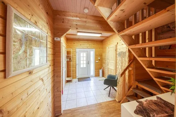 Ferienhaus Leif Flur mit Blick auf die Treppe in das Obergeschoss  Leif