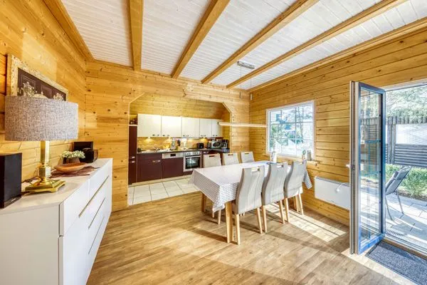 Ferienhaus Leif Blick auf die offene Küche mit Essbereich  Leif