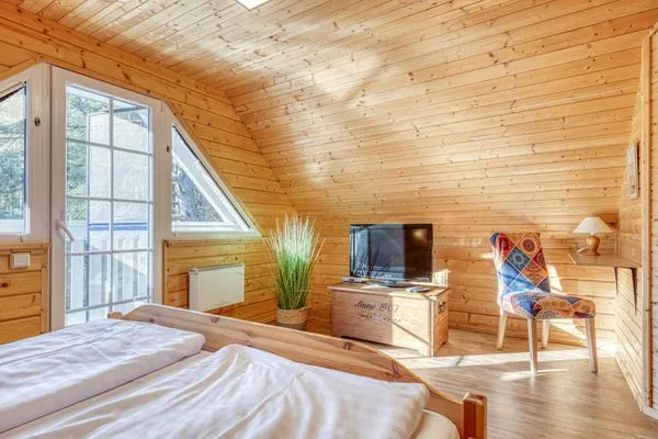 Ferienhaus Leif Blick in eines der Schlafzimmer mit Doppelbett  Leif